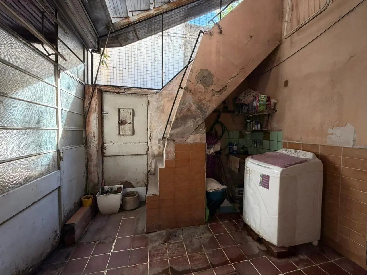VENTA CASA AL FRENTE (EN PH) BARRIO ABASTO 8
