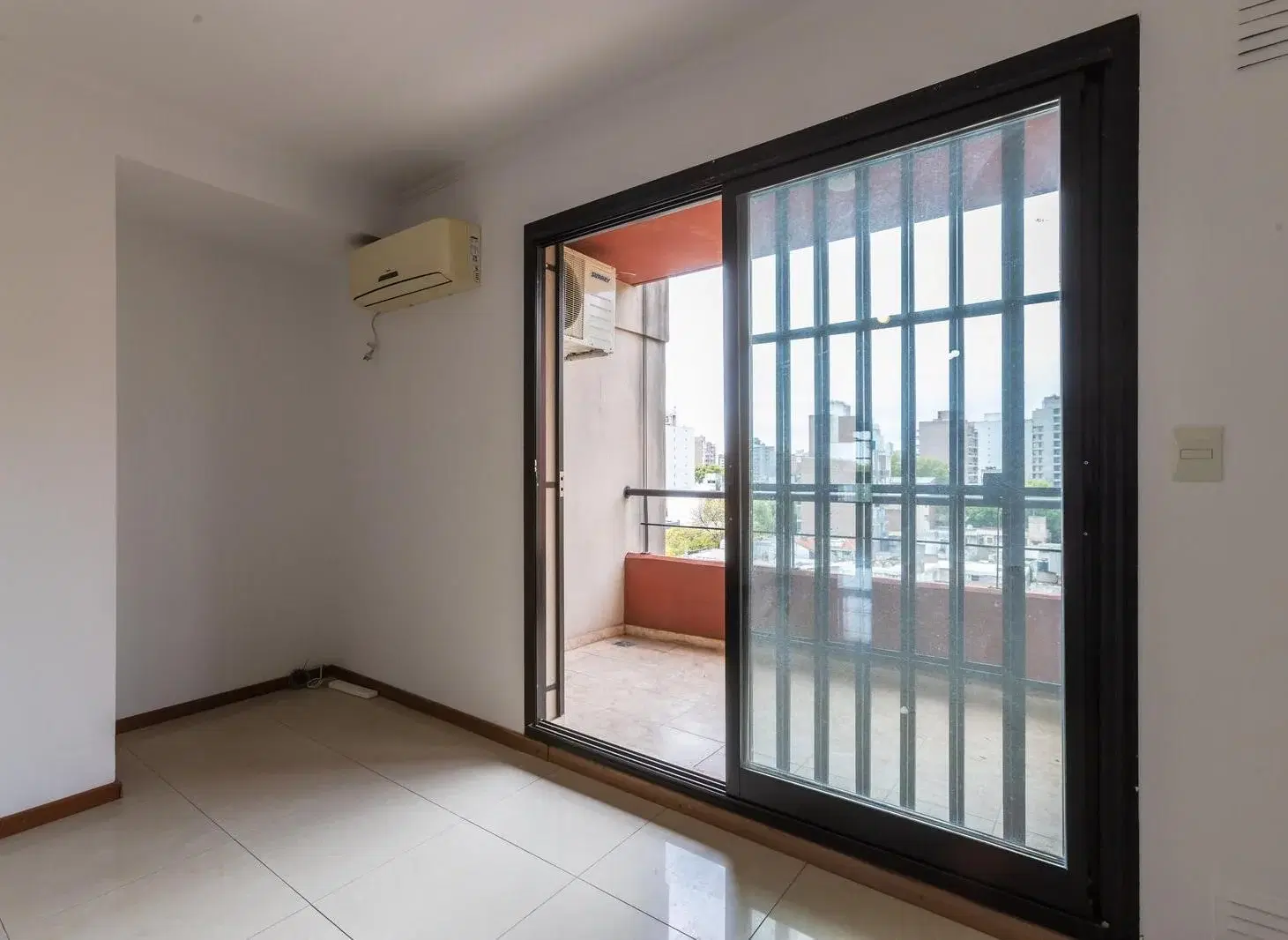 EN VENTA - DEPARTAMENTO 2 DORMITORIOS CON COCHERA APTO CRÉDITO - BARRIO ECHESORTU 4