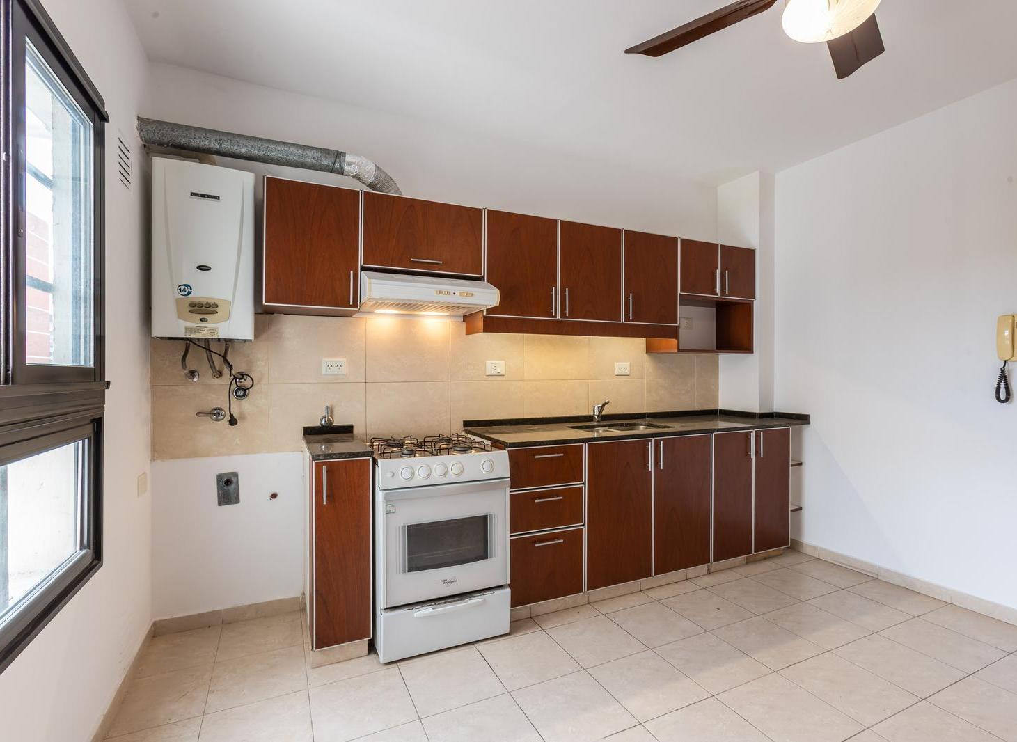 Foto de EN VENTA - DEPARTAMENTO 2 DORMITORIOS CON COCHERA APTO CRÉDITO - BARRIO, imagen 5