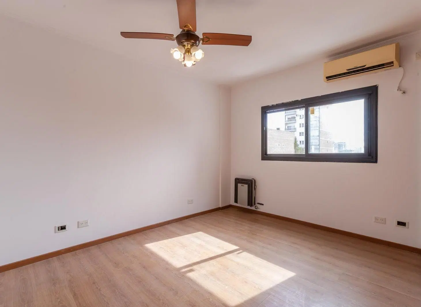 EN VENTA - DEPARTAMENTO 2 DORMITORIOS CON COCHERA APTO CRÉDITO - BARRIO ECHESORTU 8
