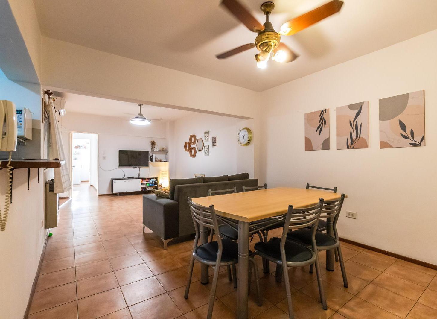 EN VENTA-DEPARTAMENTO DE TRES DORMITORIOS CON BALCÓN AL FRENTE-ZONA CENTRO RÍO