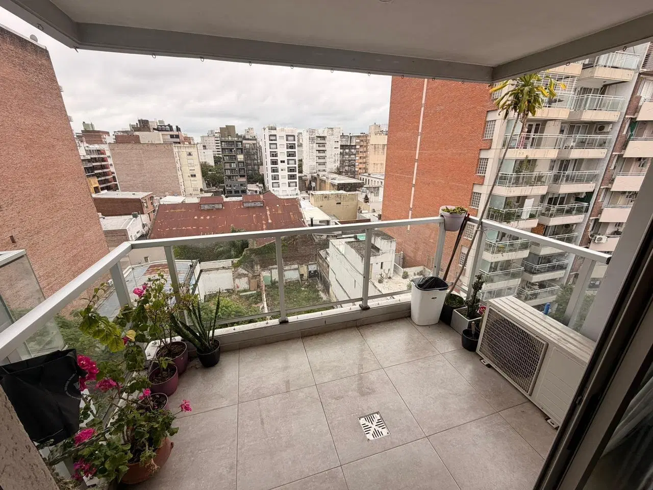 DEPTO DE 2 DORMITORIOS CON COCHERA Y BAULERA EN VENTA BARRIO CENTRO ROSARIO 4