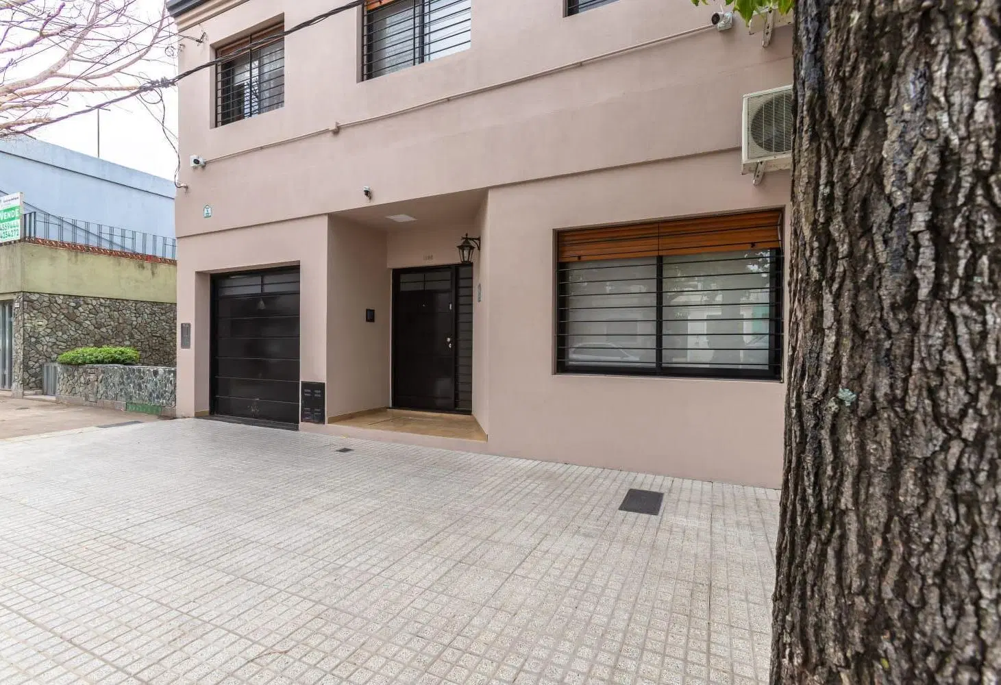 VENTA -  CASA DE 3 DORMITORIOS   COMODÍN CON COCHERA Y JARDÍN CON PILETA - BARRIO REFINERÍAS 2