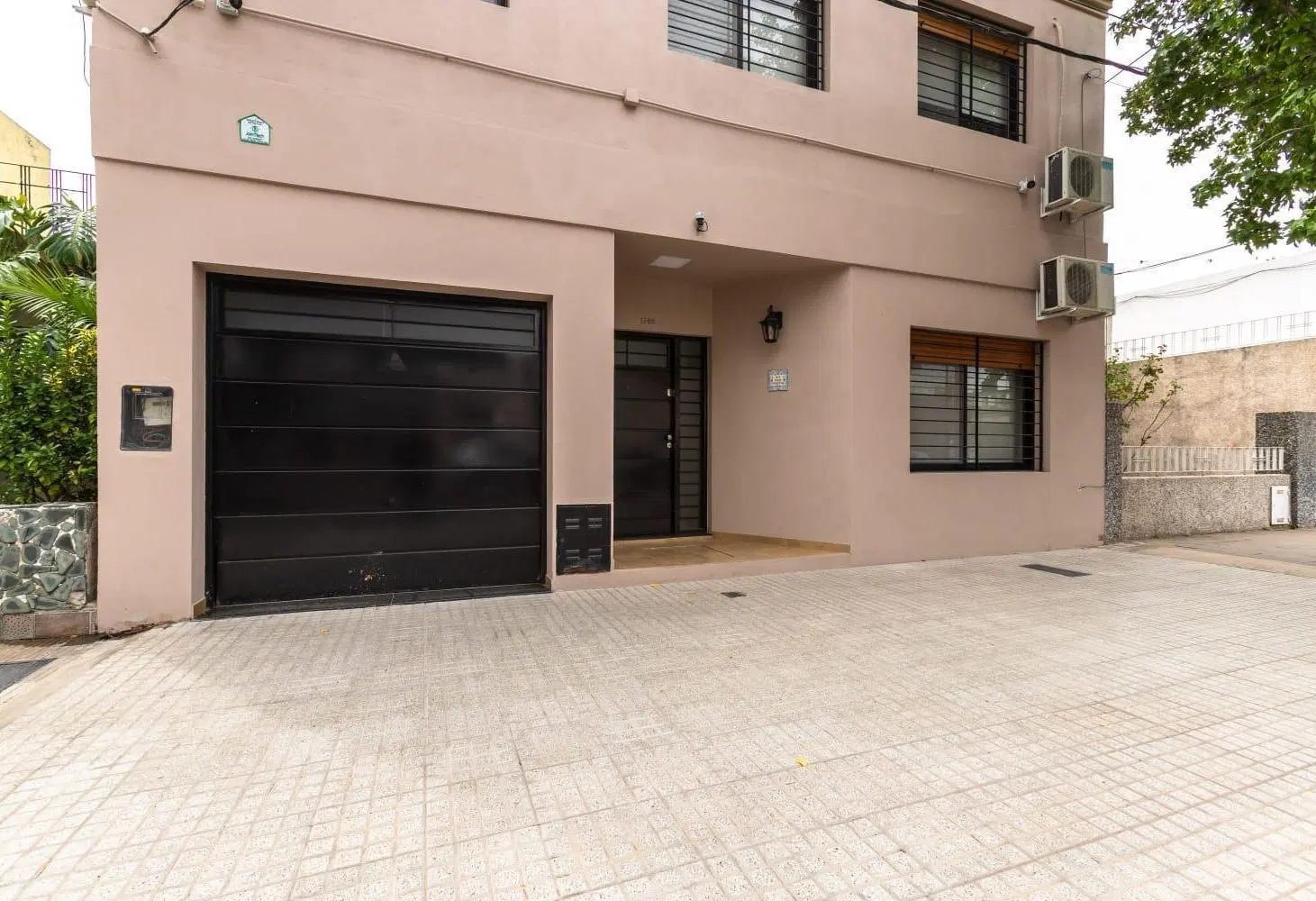 VENTA -  CASA DE 3 DORMITORIOS   COMODÍN CON COCHERA Y JARDÍN CON PILETA - BARRIO REFINERÍAS 4