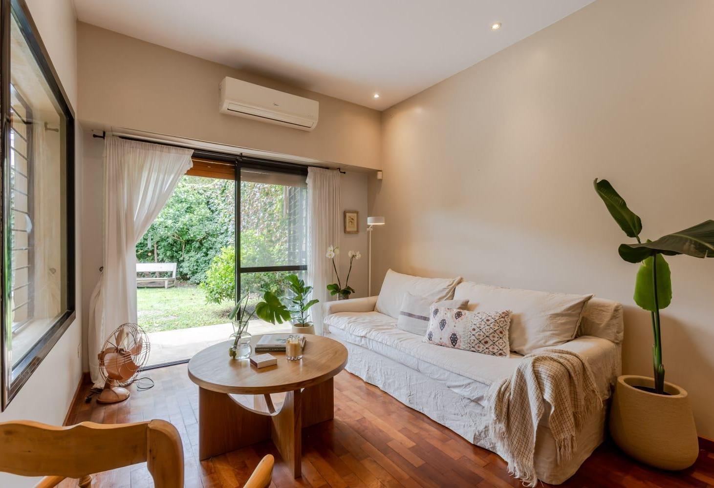 VENTA -  CASA DE 3 DORMITORIOS   COMODÍN CON COCHERA Y JARDÍN CON PILETA - BARRIO REFINERÍAS