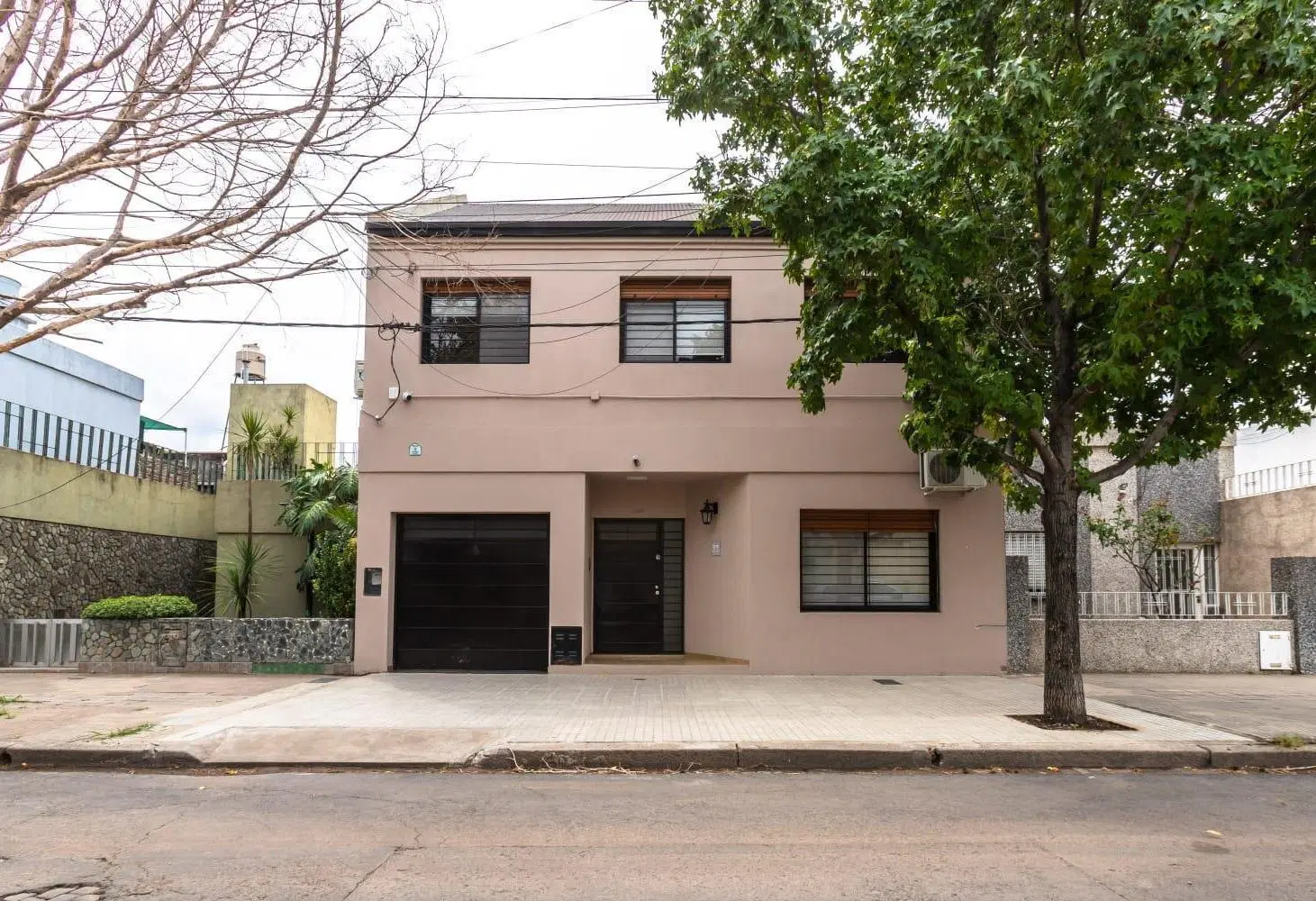 VENTA -  CASA DE 3 DORMITORIOS   COMODÍN CON COCHERA Y JARDÍN CON PILETA - BARRIO REFINERÍAS 3