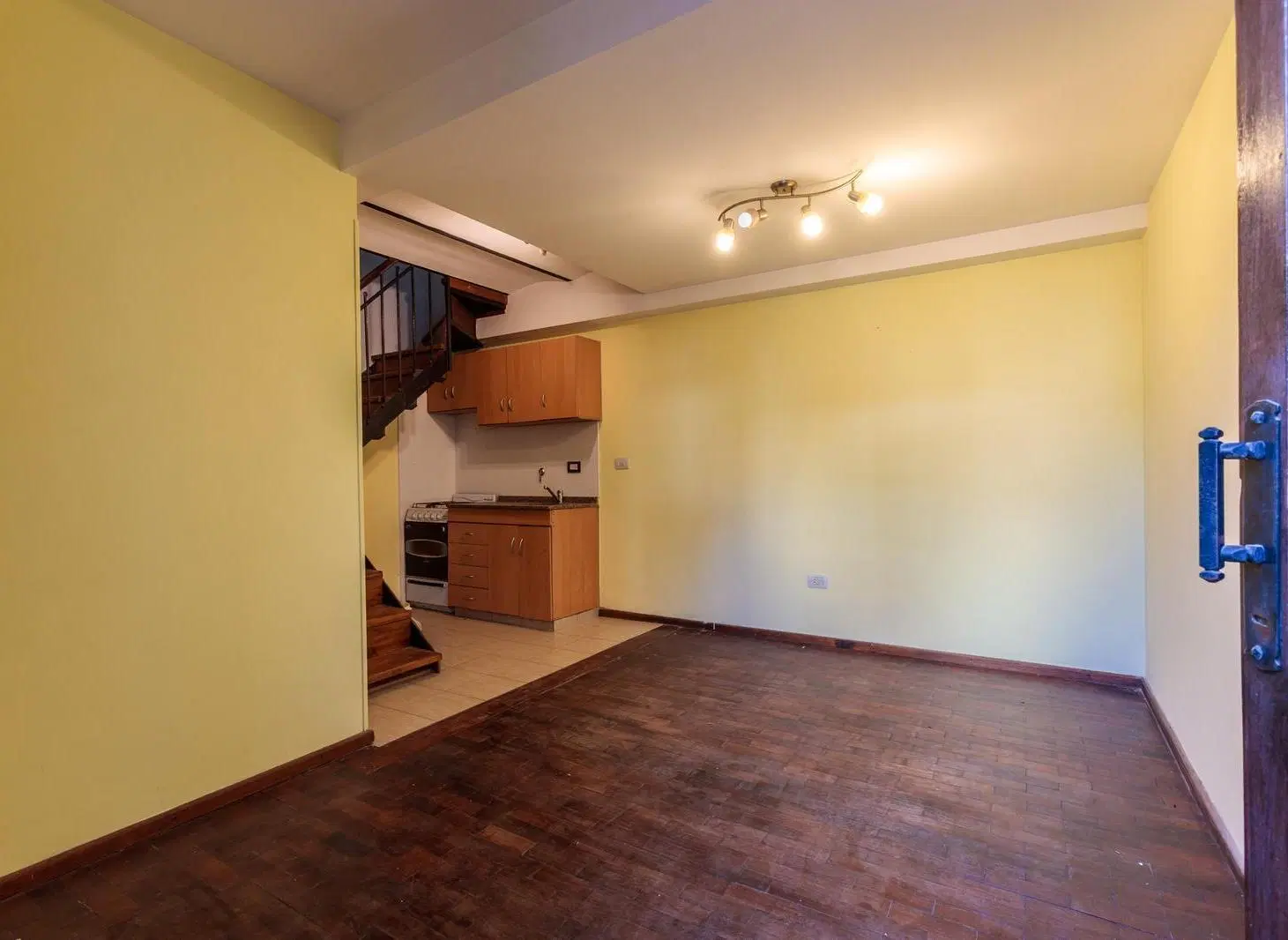 VENTA-CASA DE PASILLO APTA CREDITO-CENTRO. 2