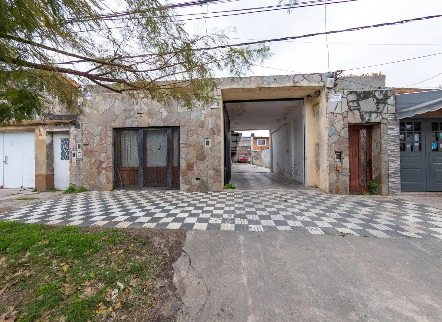 EN VENTA - COCHERA CON MONOAMBIENTE - REMEDIO DE ESCALADA DE SAN MARTIN 5