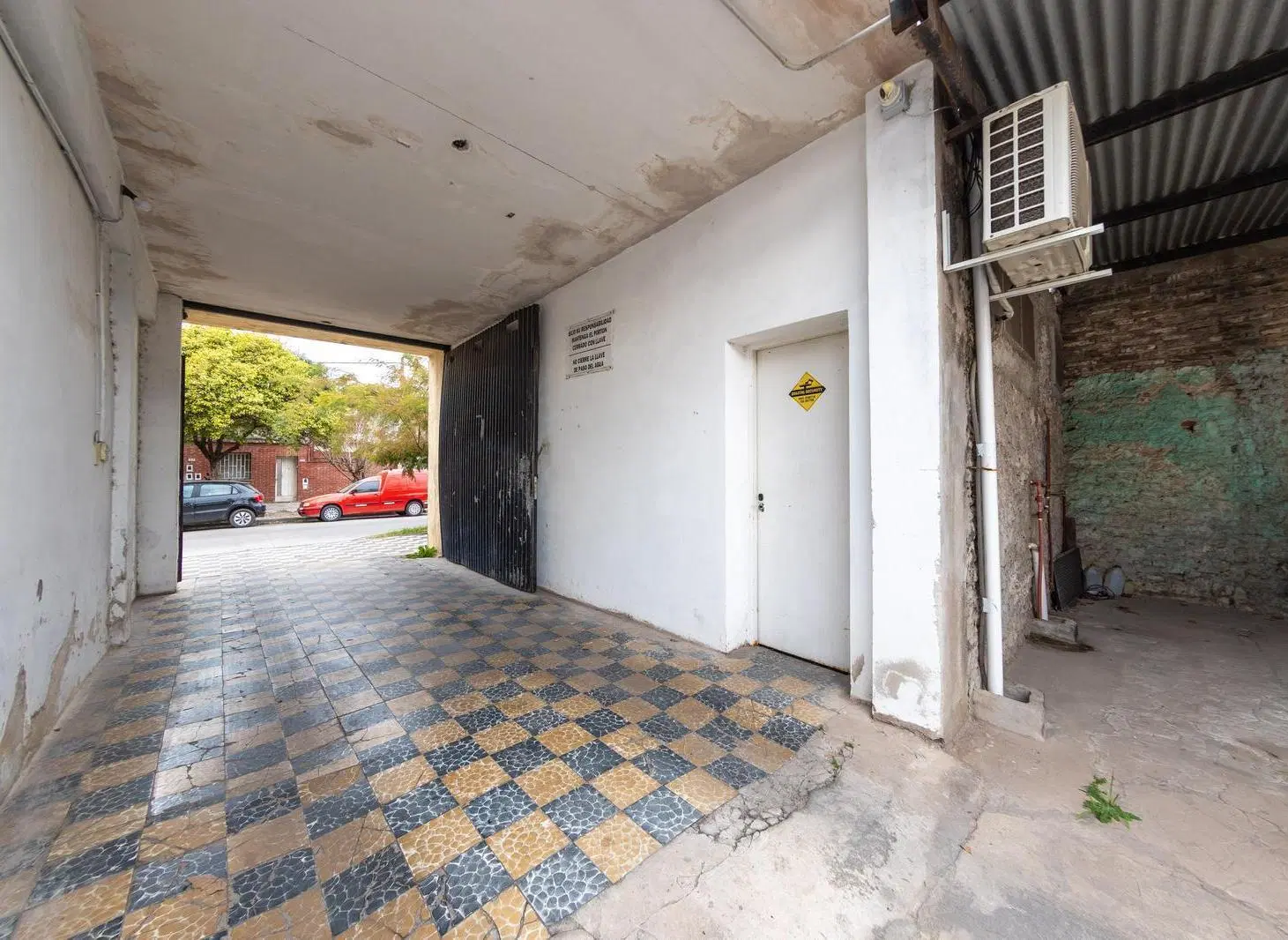 EN VENTA - COCHERA CON MONOAMBIENTE - REMEDIO DE ESCALADA DE SAN MARTIN 3