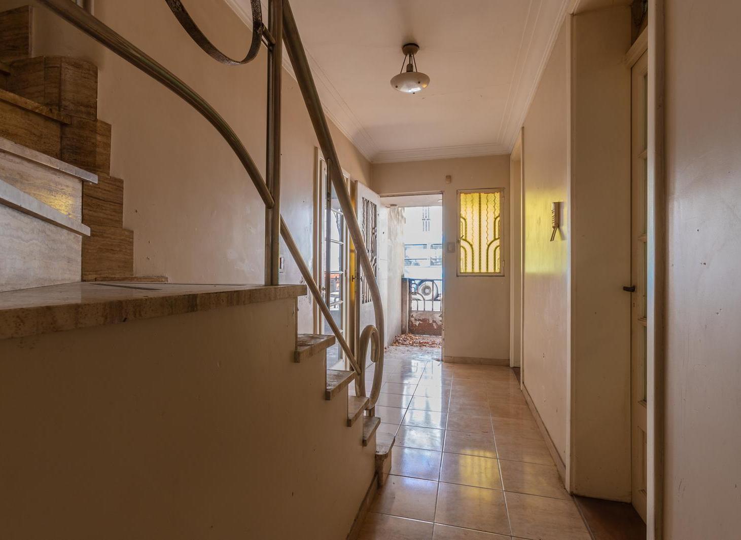 VENTA - CASA A REFACCIONAR CUATRO DORMITORIOS CON COCHERA Y QUINCHO - BARRIO ABASTO