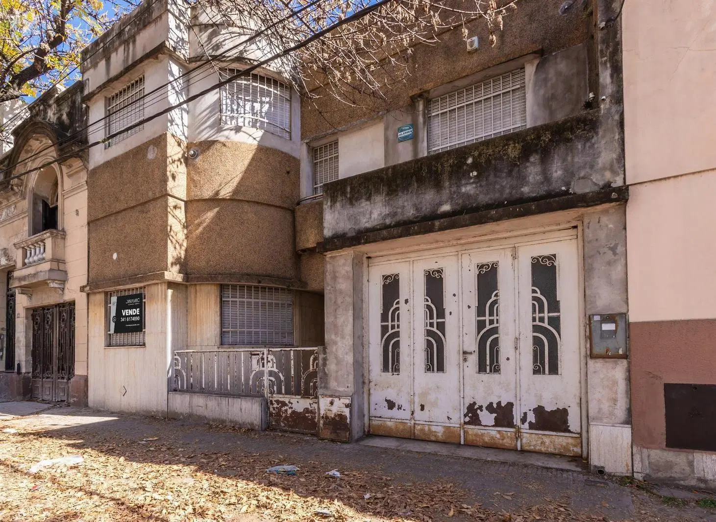 VENTA - CASA A REFACCIONAR CUATRO DORMITORIOS CON COCHERA Y QUINCHO - BARRIO ABASTO 3