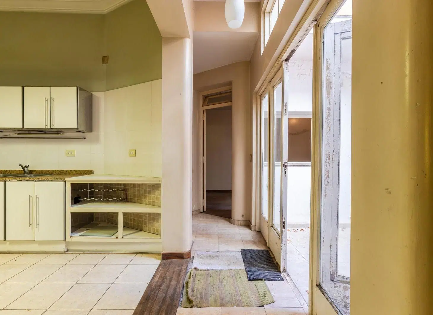 VENTA - CASA A REFACCIONAR CUATRO DORMITORIOS CON COCHERA Y QUINCHO - BARRIO ABASTO 2