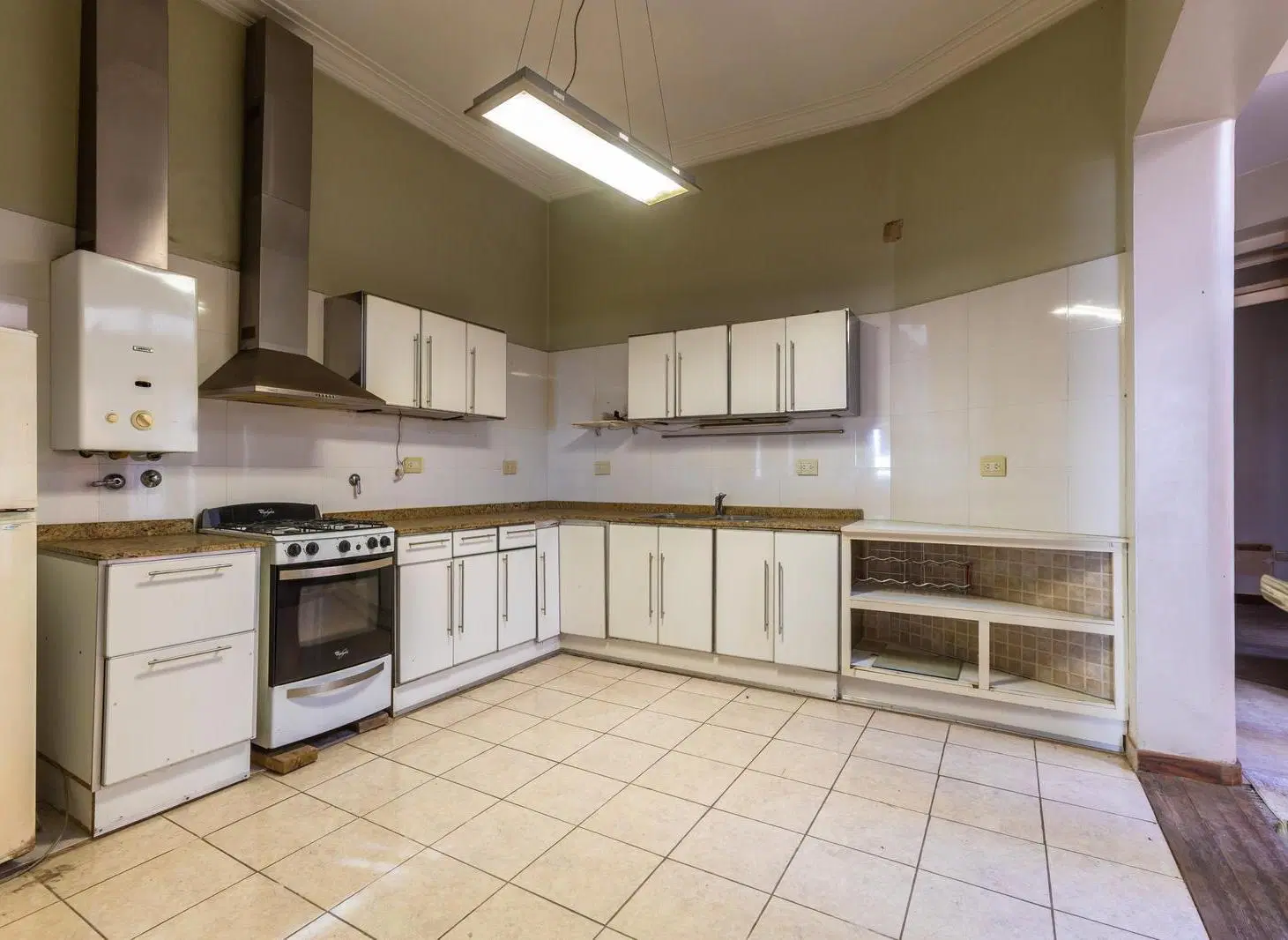 VENTA - CASA A REFACCIONAR CUATRO DORMITORIOS CON COCHERA Y QUINCHO - BARRIO ABASTO 5