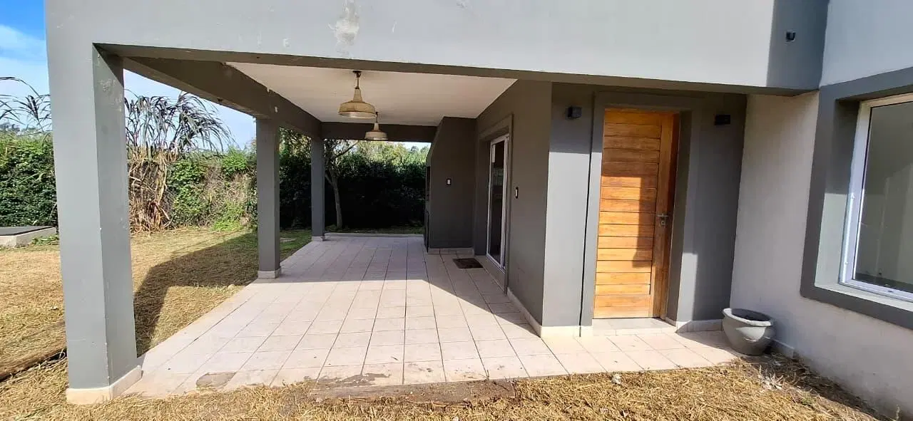 EN ALQUILER - CASA DE DOS DORMITORIOS CON PILETA - FUNES 3