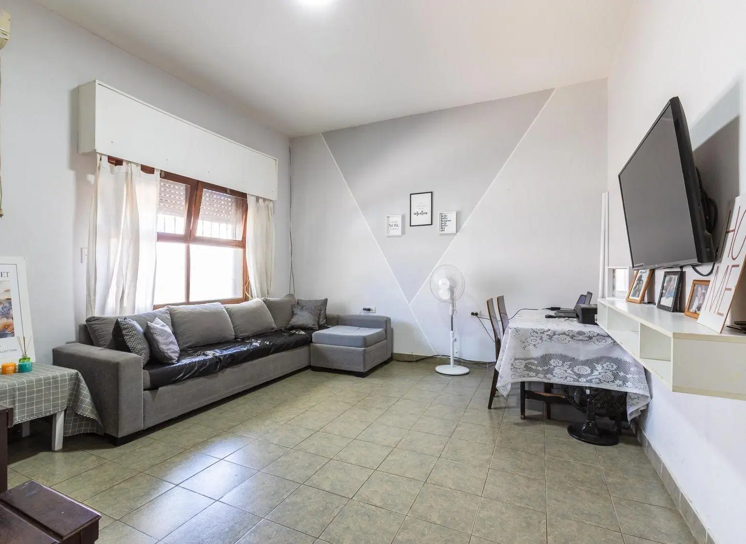 VENTA - CASA DE FRENTE CON 3 DORMITORIOS 2 BAÑOS y PATIO SECO C/PARRILLERO - ESPAÑA Y HOSPITALES 5