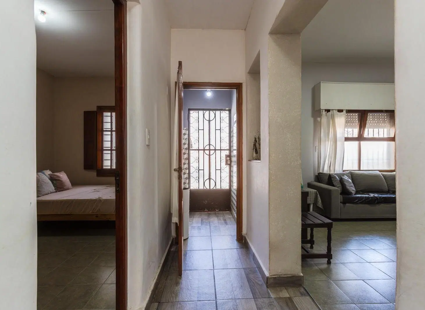 VENTA - CASA DE FRENTE CON 3 DORMITORIOS 2 BAÑOS y PATIO SECO C/PARRILLERO - ESPAÑA Y HOSPITALES 3