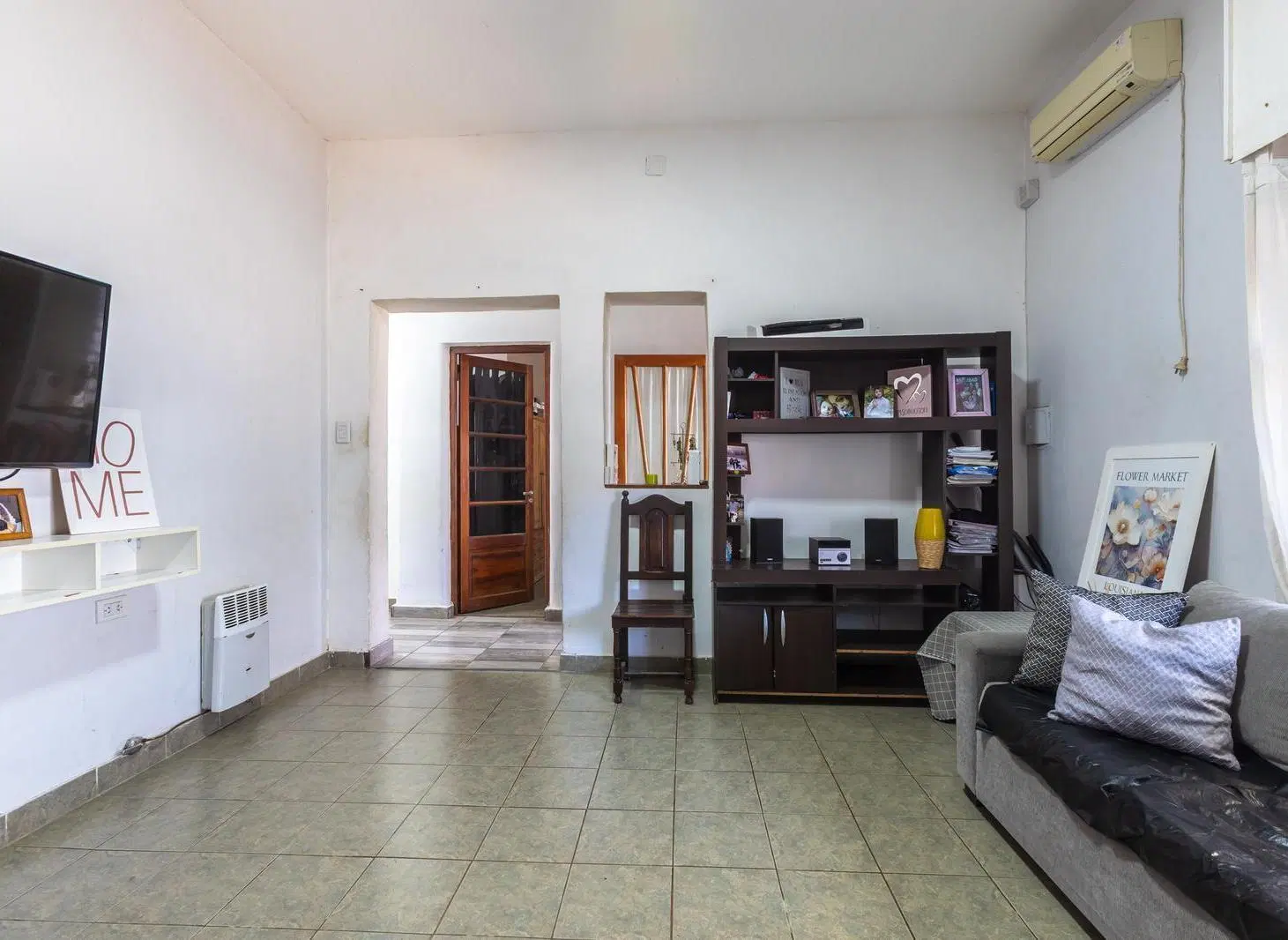 VENTA - CASA DE FRENTE CON 3 DORMITORIOS 2 BAÑOS y PATIO SECO C/PARRILLERO - ESPAÑA Y HOSPITALES 4