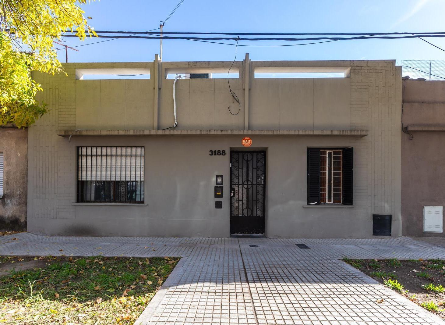 VENTA - CASA DE FRENTE CON 3 DORMITORIOS 2 BAÑOS y PATIO SECO C/PARRILLERO - ESPAÑA Y HOSPITALES