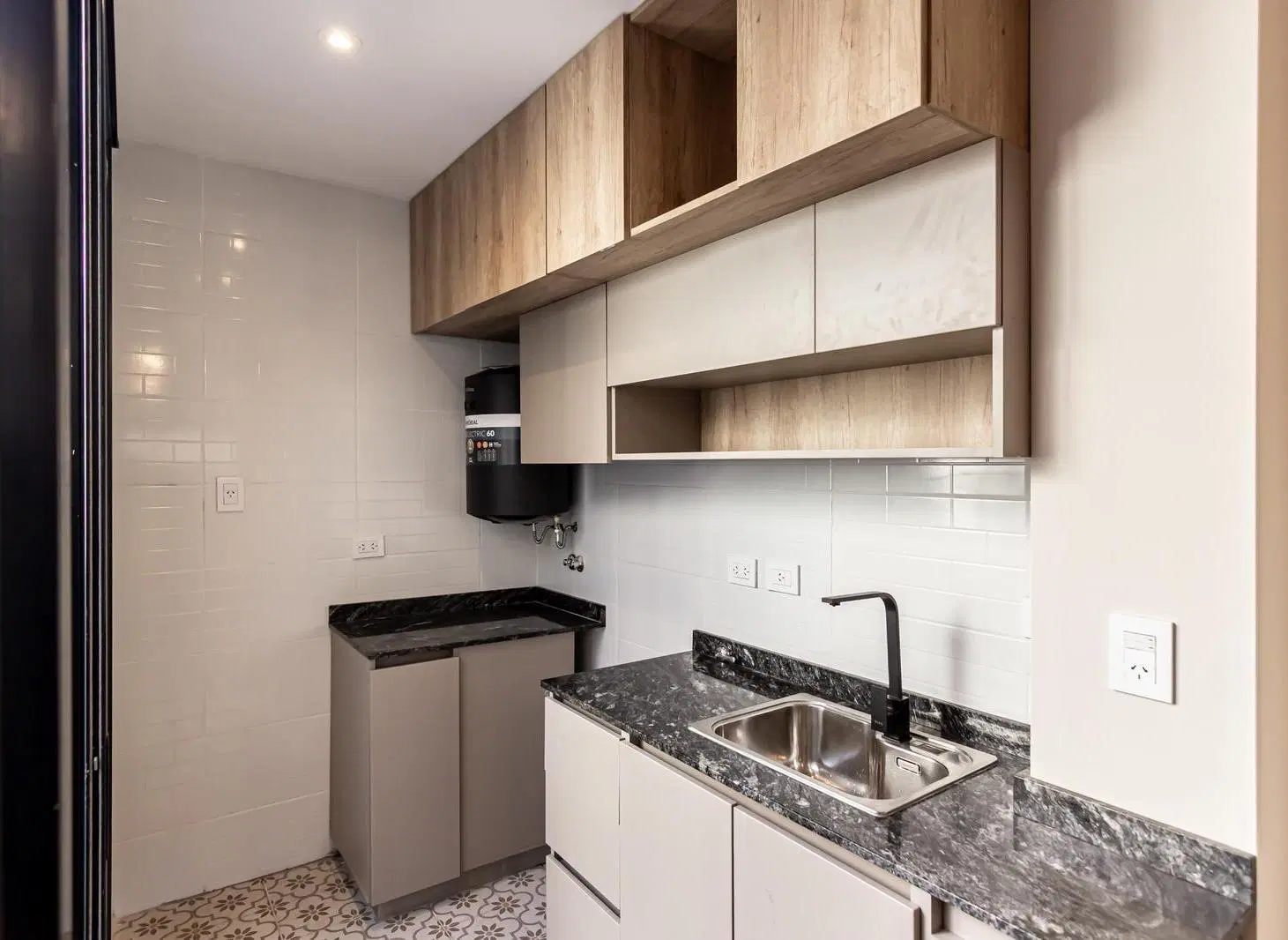 VENTA - CASA RECICLADA UN DORMITORIO - BARRIO ARROYIRO 4