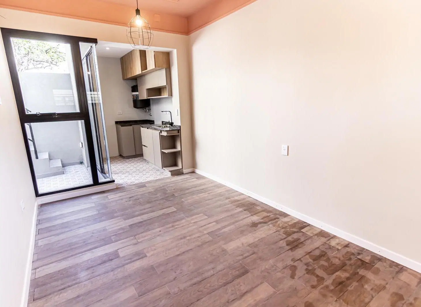 VENTA - CASA RECICLADA UN DORMITORIO - BARRIO ARROYIRO 3