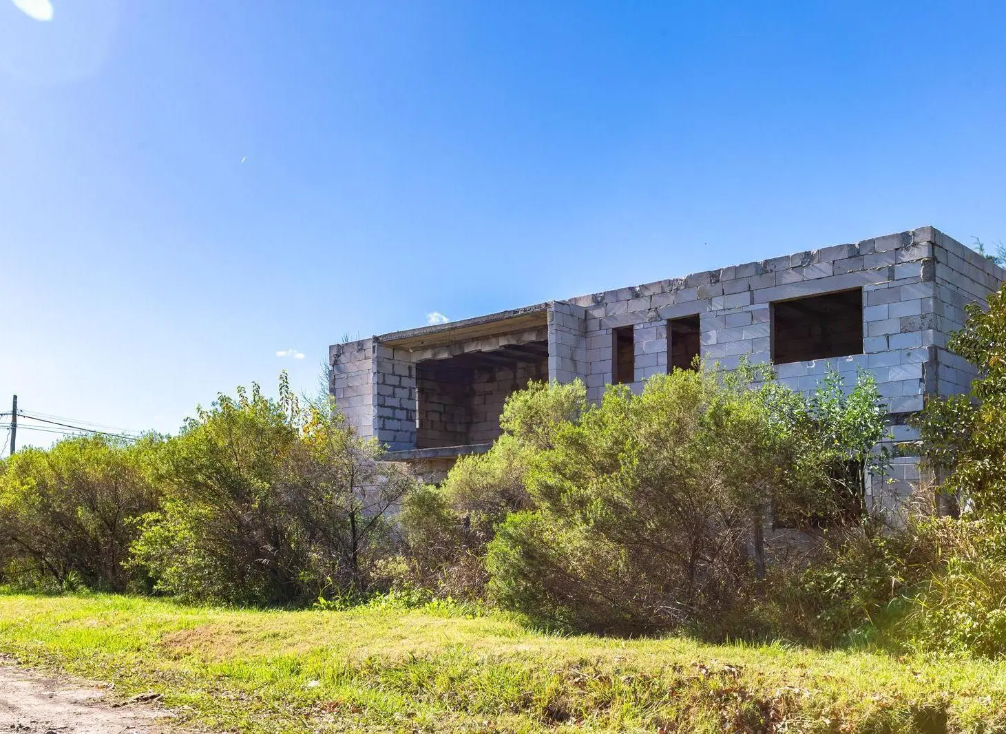 VENTA - CASA A TERMINAR DE 190M2 CONSTRUIDOS Y 330M2 DE LOTE - BARRIO BOSQUE AZUL ROLDAN 2