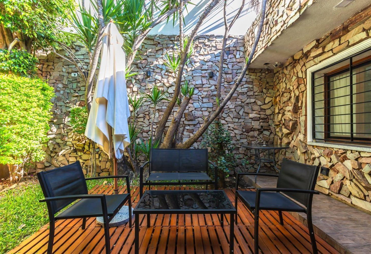 VENTA - CASA DE PASILLO DOS DORMITORIOS Y PATIO - BARRIO JOSE DE SAN MARTIN