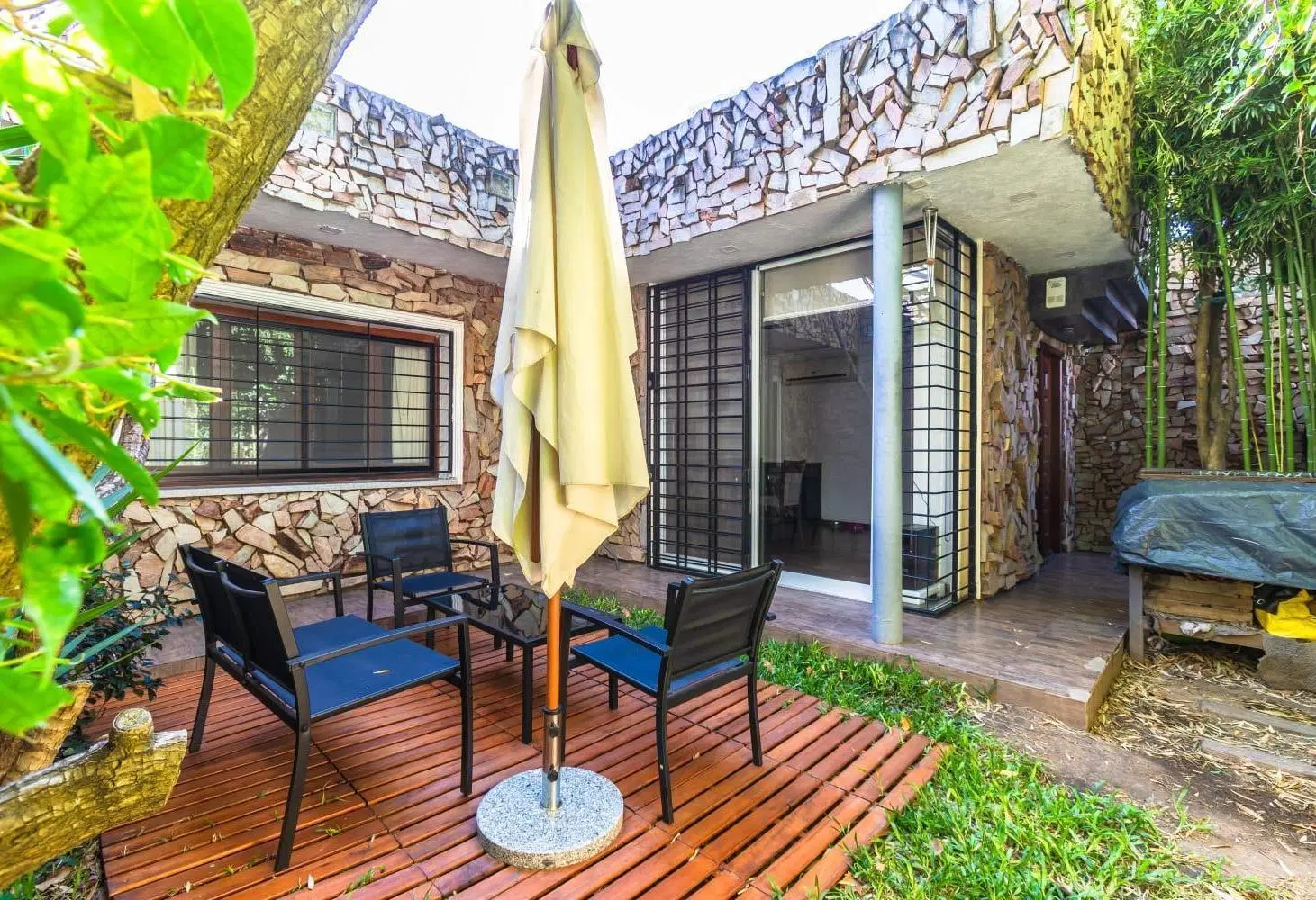 VENTA - CASA DE PASILLO DOS DORMITORIOS Y PATIO - BARRIO JOSE DE SAN MARTIN 8