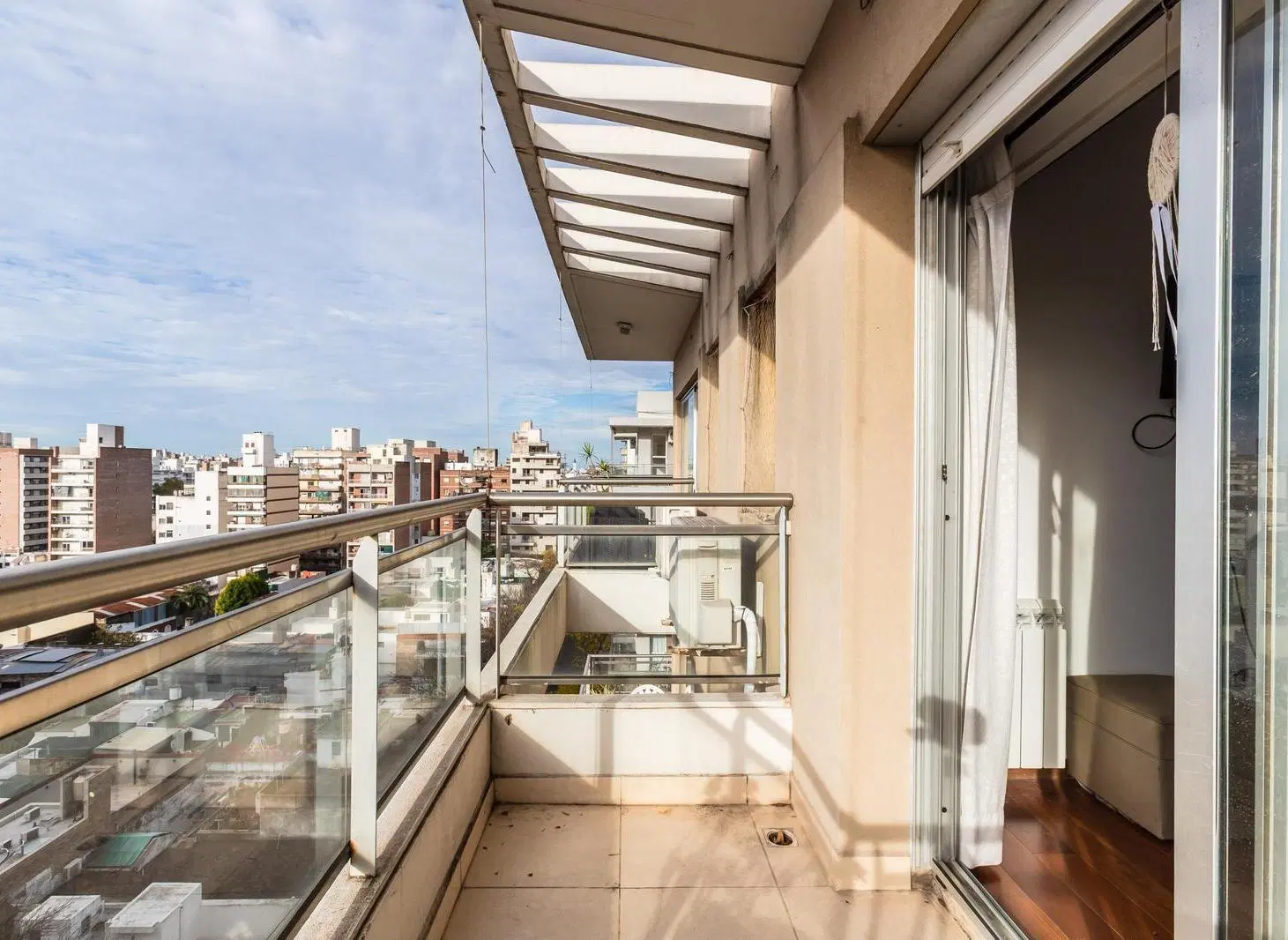 VENTA - DEPARTAMENTO DE 2 DORMITORIOS CON COCHERA Y BAULERA - ABASTO, ROSARIO. 2