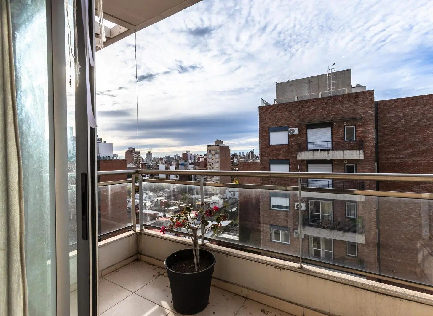 VENTA - DEPARTAMENTO DE 2 DORMITORIOS CON COCHERA Y BAULERA - ABASTO, ROSARIO. 3