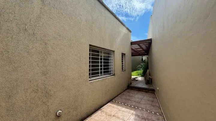 VENTA - CASA APTA CREDITO/PERMUTA TRES DORMITORIOS Y DOS COCHERAS - REP. DE LA SEXTA. 3