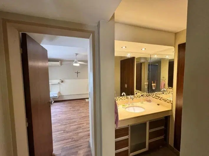 VENTA - CASA APTA CREDITO/PERMUTA TRES DORMITORIOS Y DOS COCHERAS - REP. DE LA SEXTA. 4