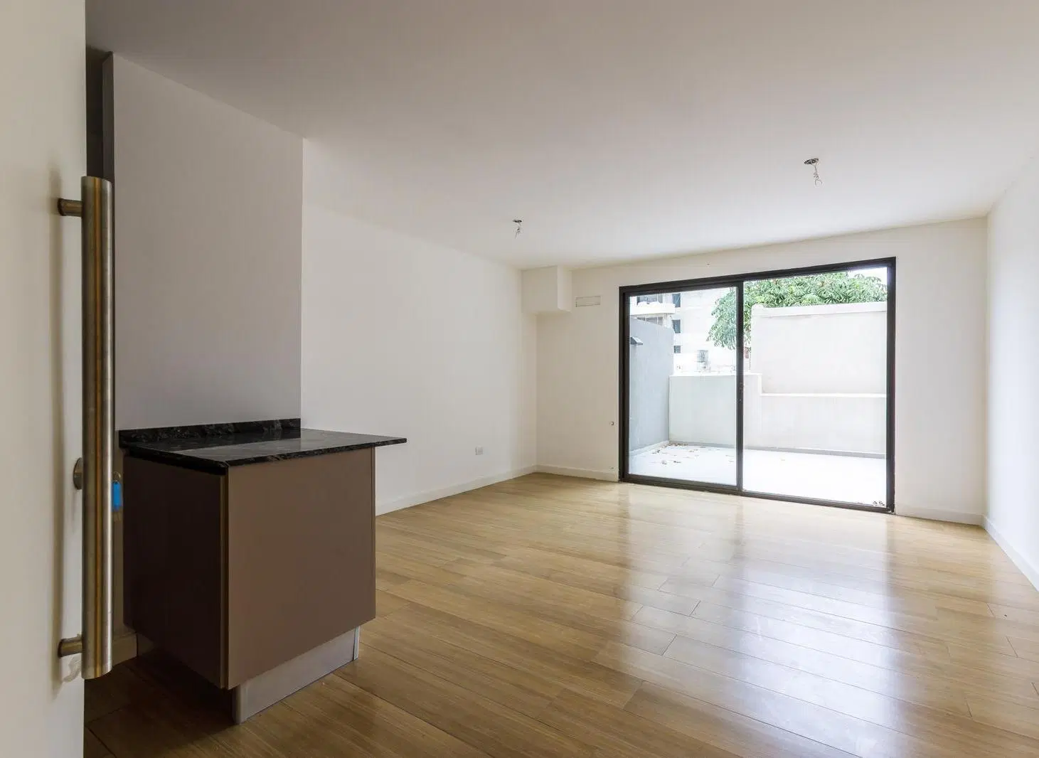 VENTA - DEPARTAMENTO DOS DORMITORIOS CON PATIO - PICHINCHA 1