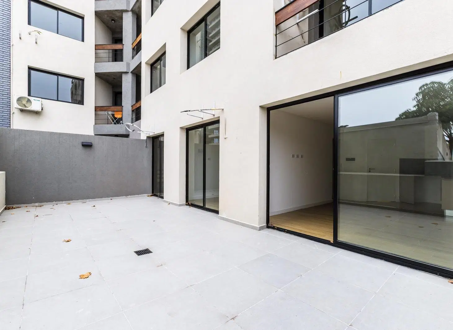 VENTA - DEPARTAMENTO DOS DORMITORIOS CON PATIO - PICHINCHA 2