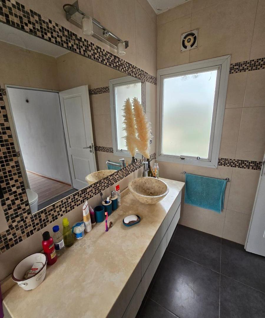 Foto de VENTA - CASA DE 3 DORMITORIOS CON COCHERA DOBLE - TIERRA DE SUEÑOS III, imagen 3