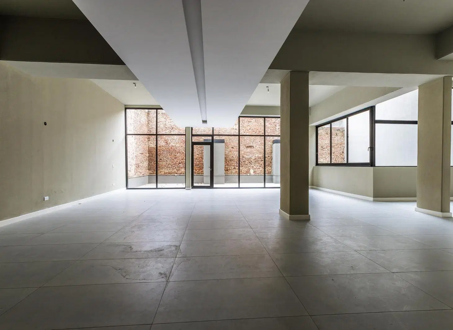 VENTA - LOCAL COMERCIAL CON PATIO - BARRIO PICHINCHA 2