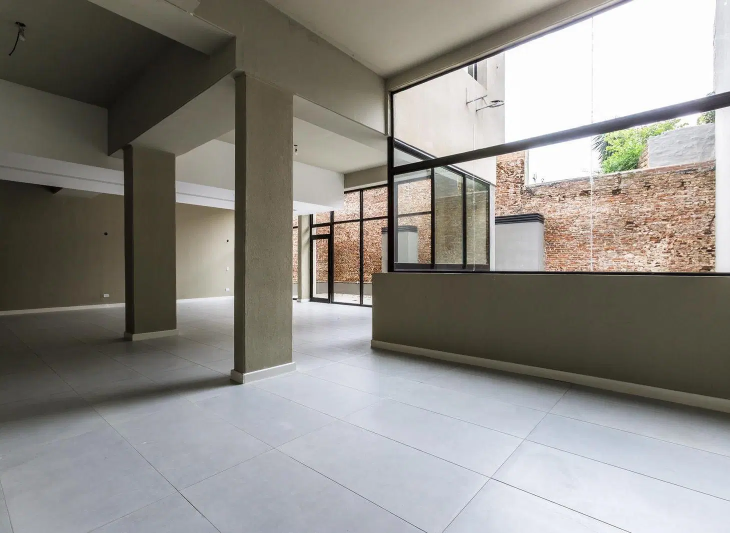 VENTA - LOCAL COMERCIAL CON PATIO - BARRIO PICHINCHA 4