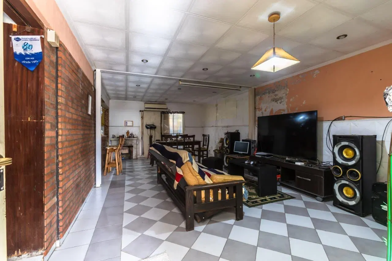 VENTA - CASA DE TRES DORMITORIOS, COCHERA Y PATIO - BARRIO GENERAL JOSÉ DE SAN MARTÍN 1