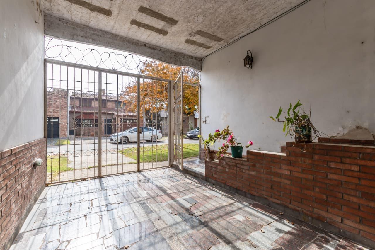 VENTA - CASA DE TRES DORMITORIOS, COCHERA Y PATIO - BARRIO GENERAL JOSÉ DE SAN MARTÍN