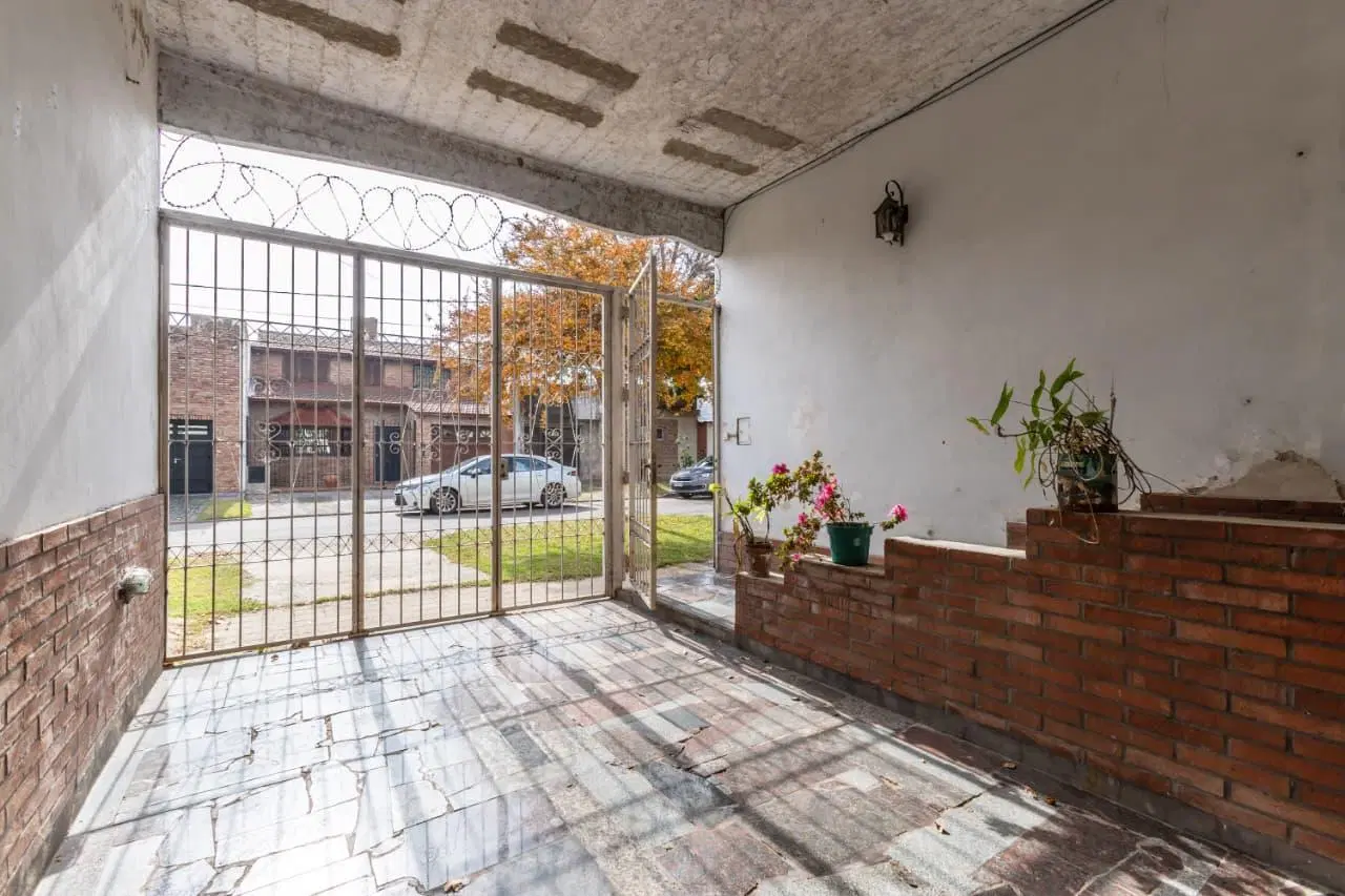 VENTA - CASA DE TRES DORMITORIOS, COCHERA Y PATIO - BARRIO GENERAL JOSÉ DE SAN MARTÍN 5