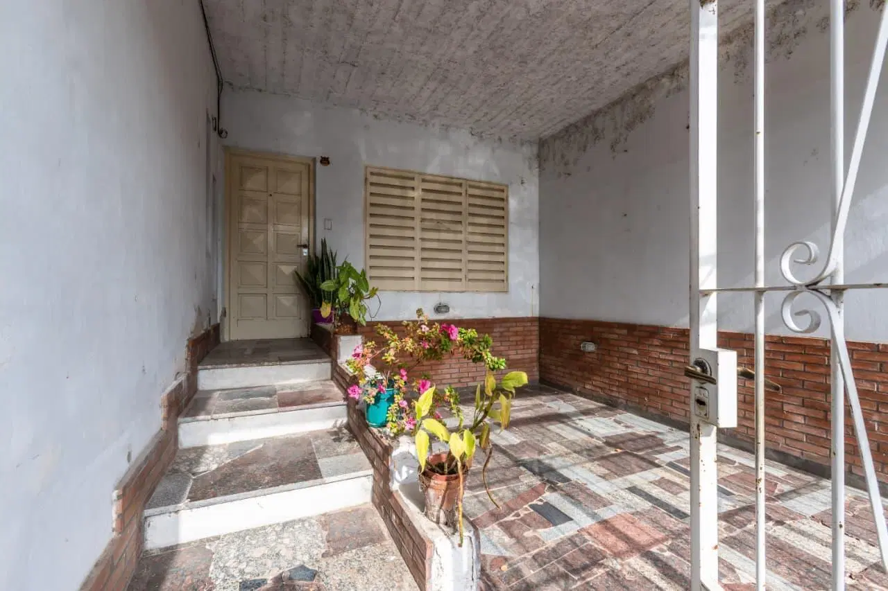 VENTA - CASA DE TRES DORMITORIOS, COCHERA Y PATIO - BARRIO GENERAL JOSÉ DE SAN MARTÍN 4