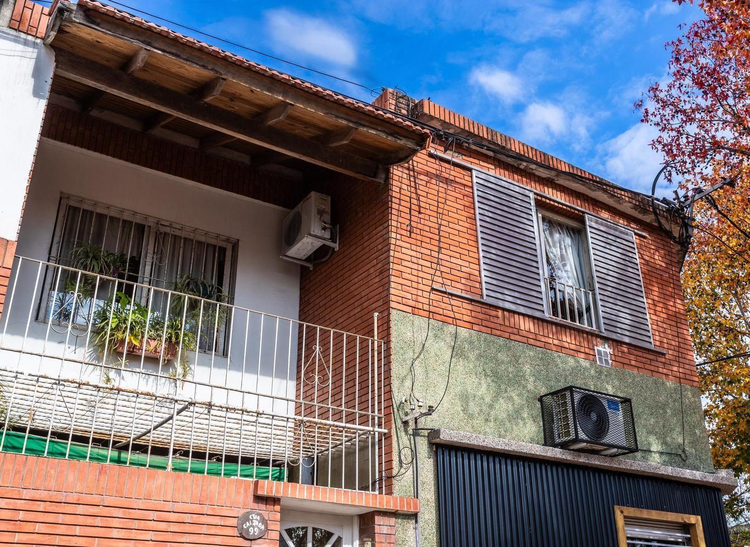 Foto de VENTA - CASA 2 DORMITORIOS EN PLANTA ALTA CON PATIO - BARRIO GRAL. JOSÉ, imagen 2