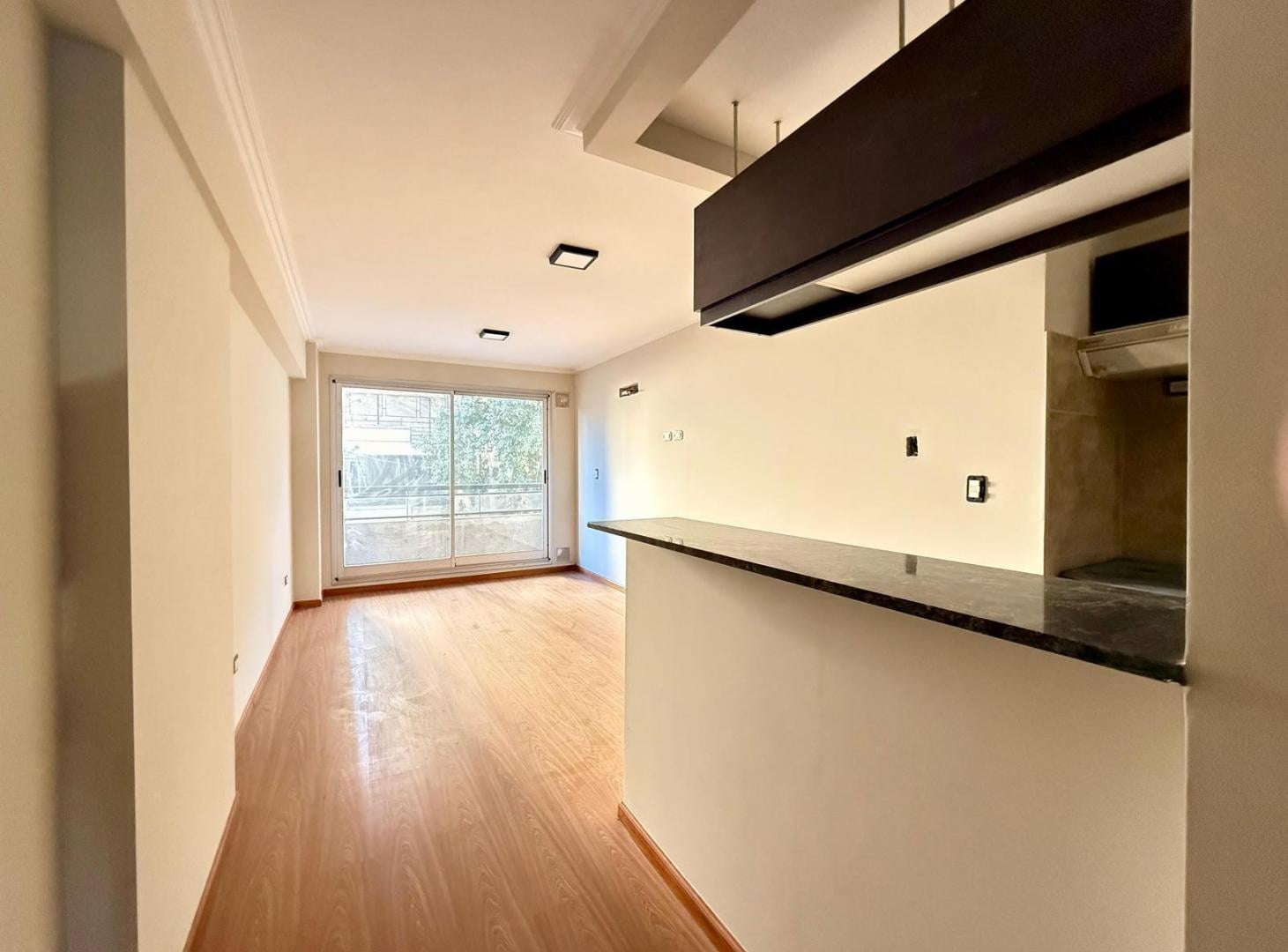 EN VENTA - DEPARTAMENTO DE UN DORMITORIO CON COCHERA - CENTRO RIO