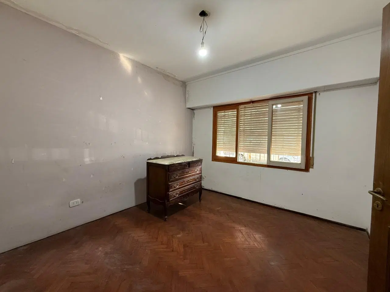 EN VENTA - CASA 4 DORMITORIOS CON COCHERA Y PATIO - BARRIO AZCUÉNAGA 3