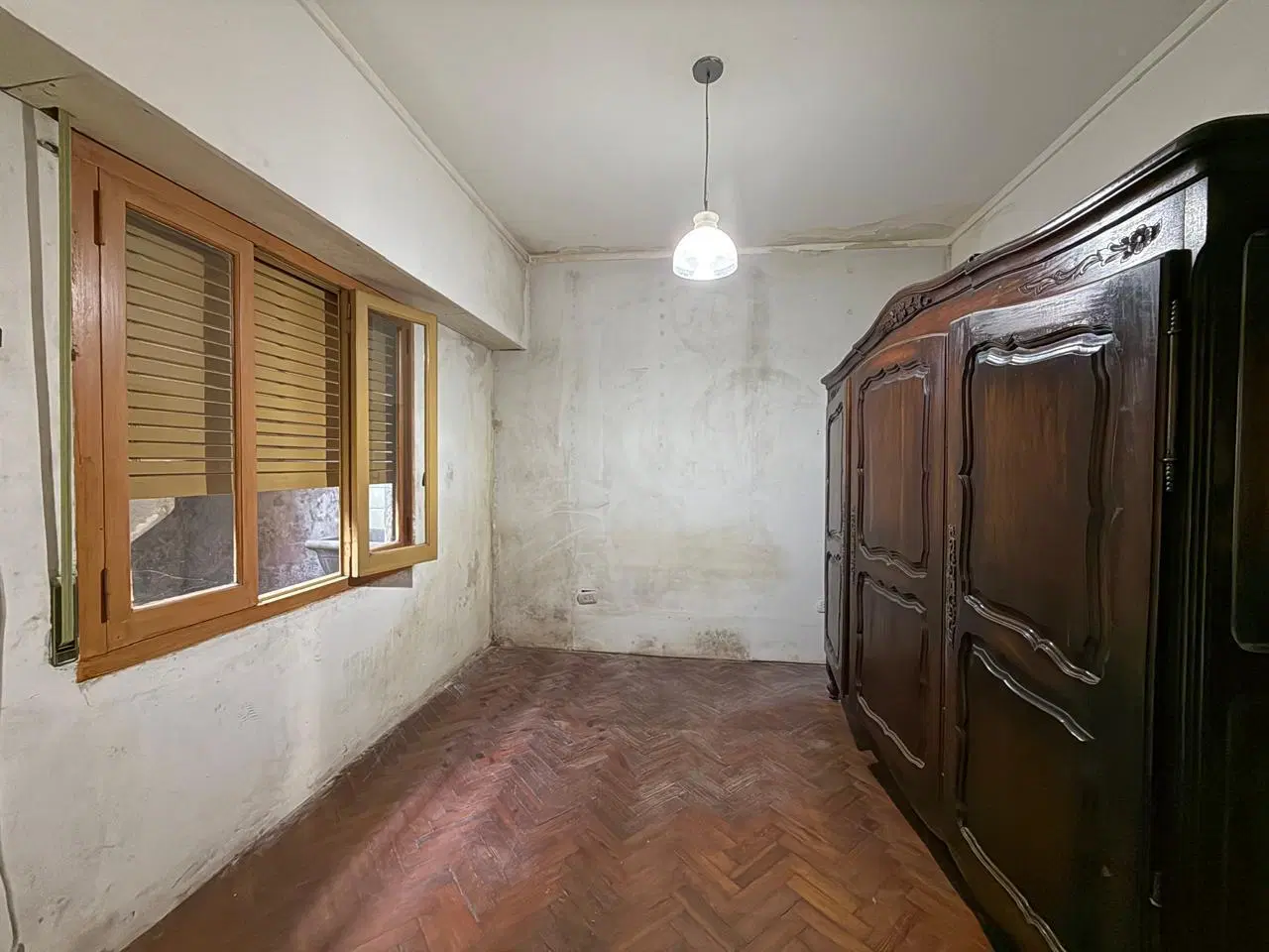 EN VENTA - CASA 4 DORMITORIOS CON COCHERA Y PATIO - BARRIO AZCUÉNAGA 2
