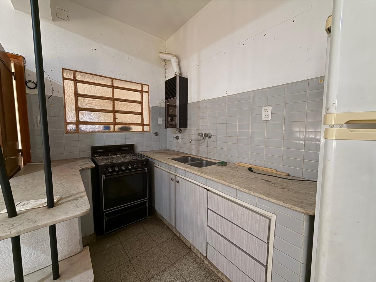 Foto de EN VENTA - CASA 4 DORMITORIOS CON COCHERA Y PATIO - BARRIO AZCUÉNAGA, imagen 5