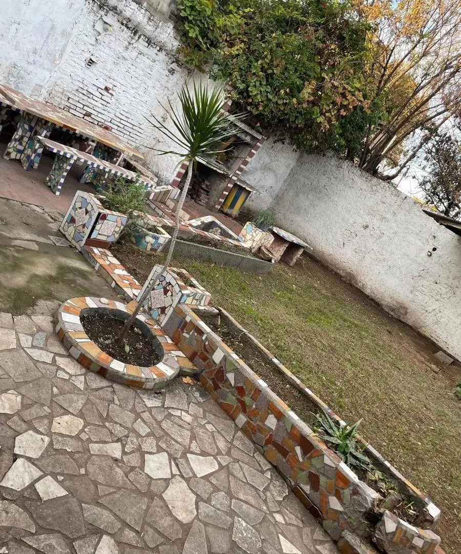 EN VENTA - CASA 2 DORMITORIOS CON COCHERA Y PATIO - BARRIO PARQUE CASADO 2