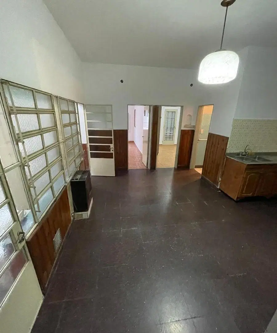 EN VENTA - CASA 2 DORMITORIOS CON COCHERA Y PATIO - BARRIO PARQUE CASADO 1