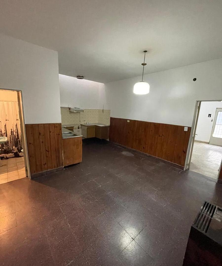 Foto de EN VENTA - CASA 2 DORMITORIOS CON COCHERA Y PATIO - BARRIO PARQUE CASADO, imagen 5