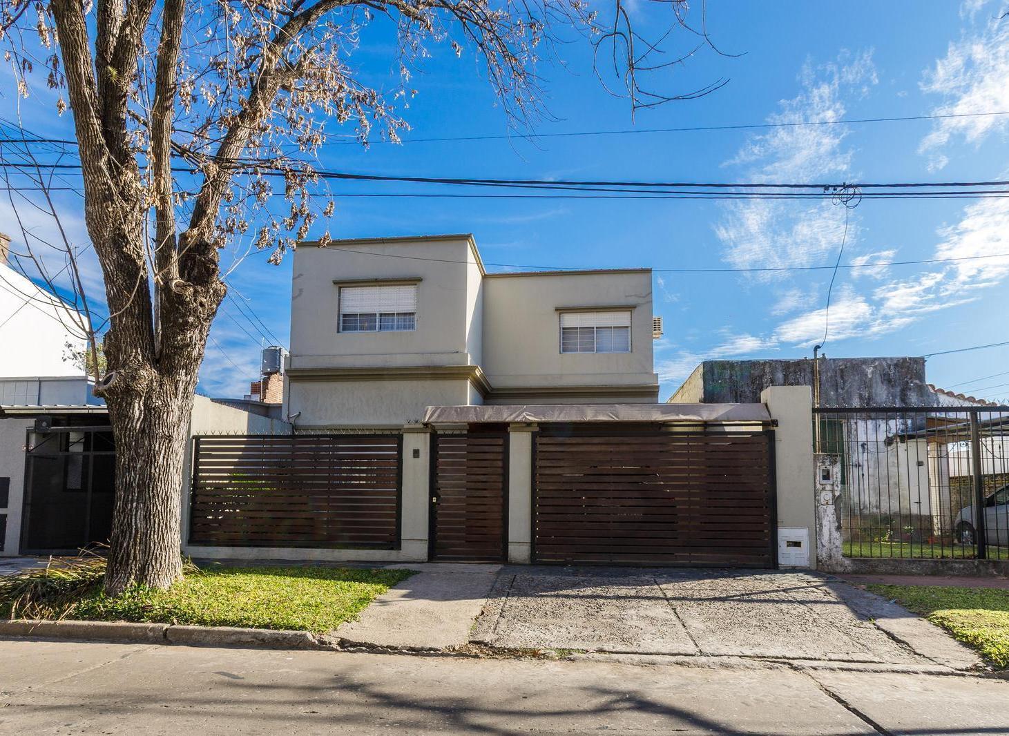 EN VENTA - CASA AL FRENTE 3 DORMITORIOS CON JARDIN Y PISCINA - ALBERDI, ROSARIO.