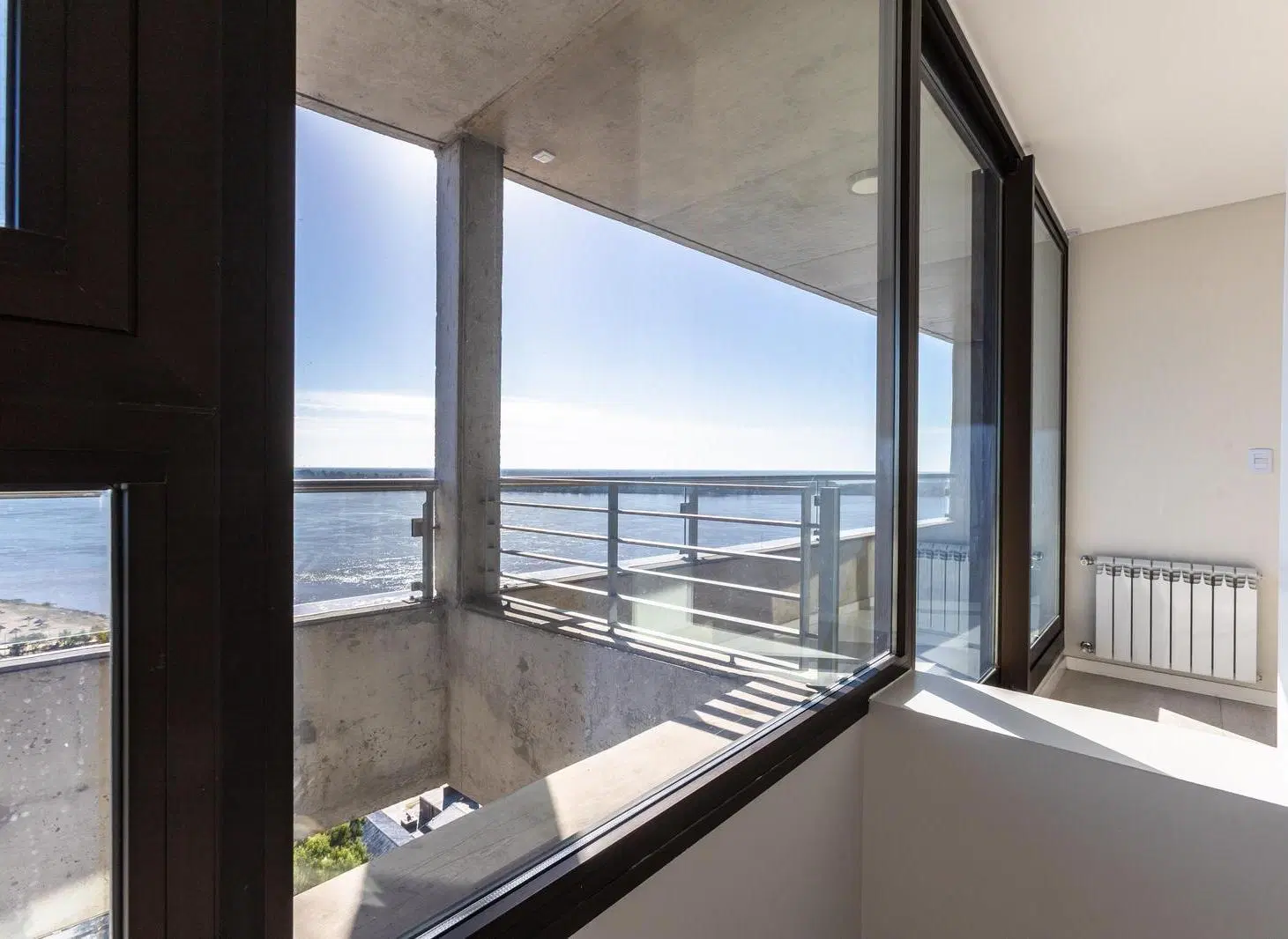 VENTA - DEPARTAMENTO DOS DORMITORIOS PREMIUM CON VISTA AL RIO TORRE BRISA - BARRIO ARROYITO 4